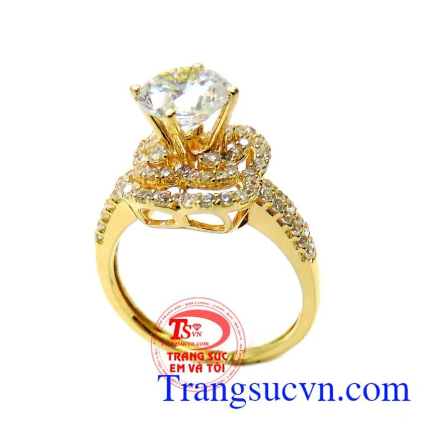 Sản phẩm trang sức vàng 18K sang trọng