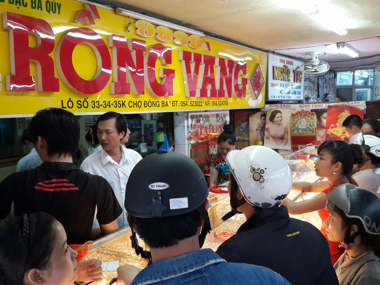 Người dân đổ xô đi bán vàng