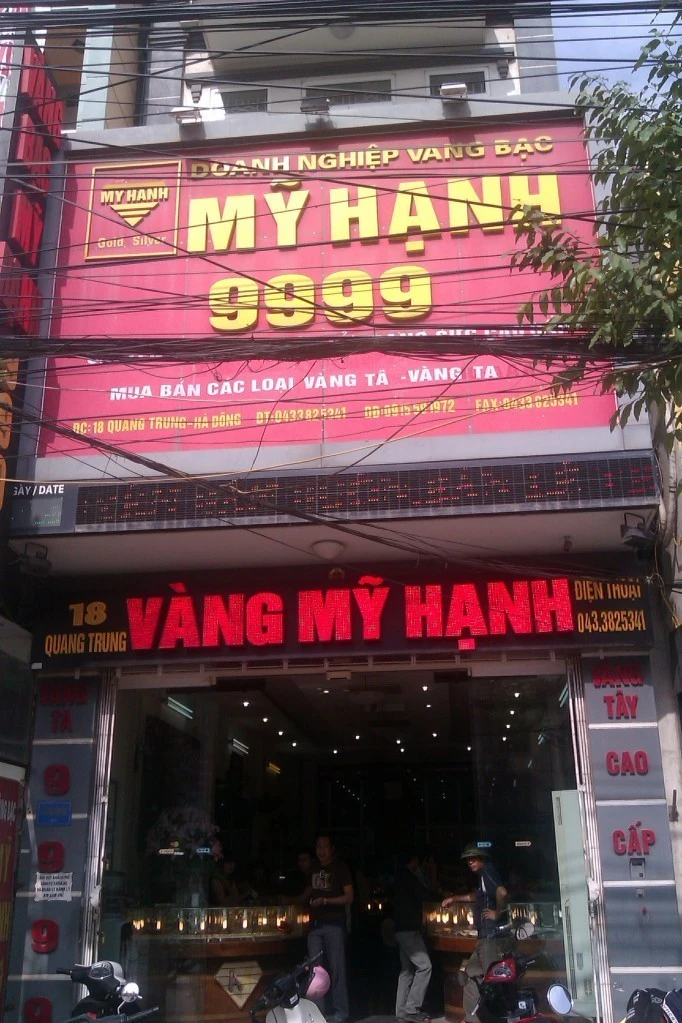 Trang sức tại cửa hàng