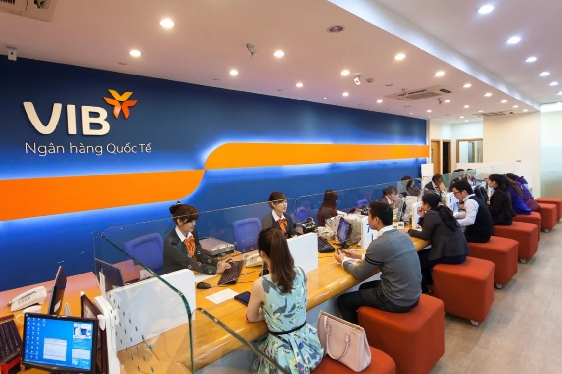 Nhân viên VIB làm việc