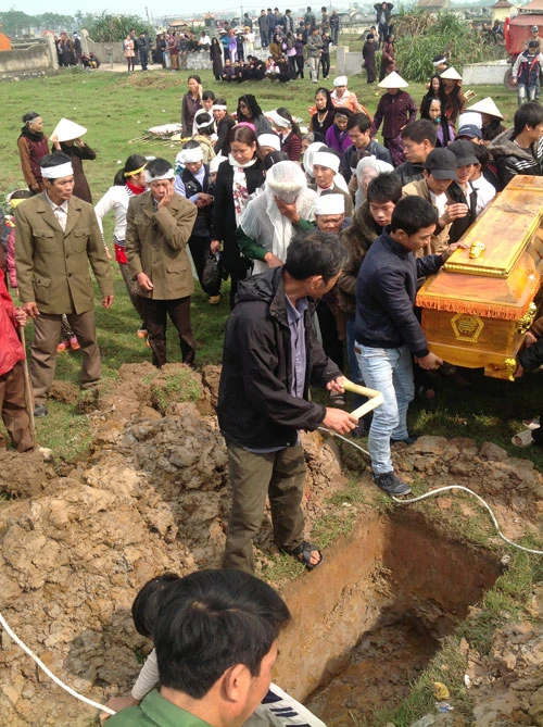 Chùm ảnh: Đám tang cụ Hà Thị Cầu đông mà lặng lẽ...