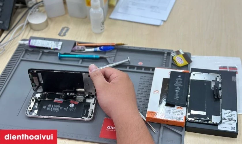 Thay pin iPhone SE 2020