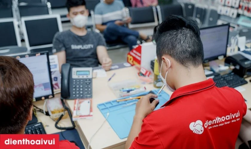 Thay pin iPhone SE 2020