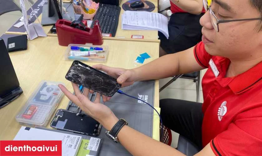 Thay màn hình iPhone 15