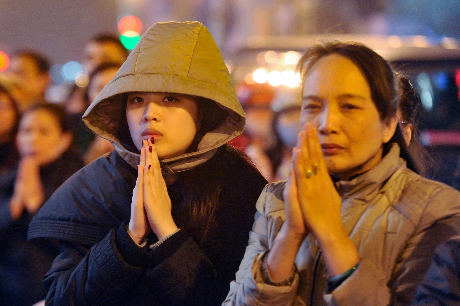 Đi chùa đầu năm: Đừng cầu xin đủ thứ, bẻ cành ngắt bông, chen lấn chụp hình