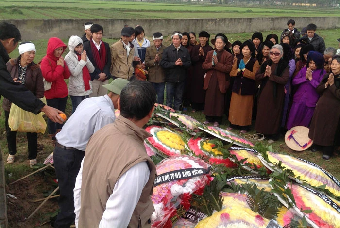 Chùm ảnh: Đám tang cụ Hà Thị Cầu đông mà lặng lẽ...