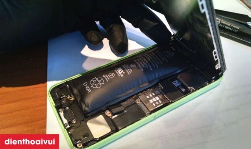 Thay pin iPhone SE 2020