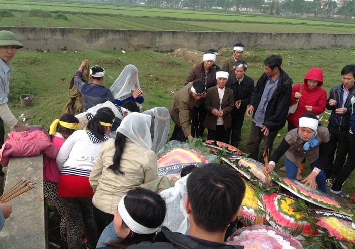 Chùm ảnh: Đám tang cụ Hà Thị Cầu đông mà lặng lẽ...