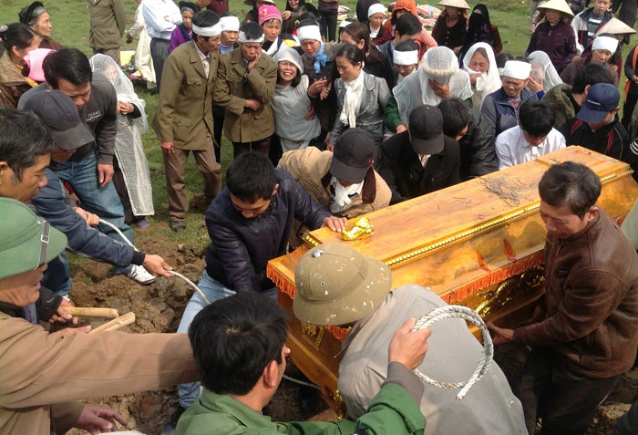 Chùm ảnh: Đám tang cụ Hà Thị Cầu đông mà lặng lẽ...