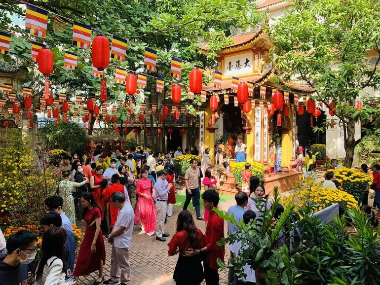 Đi chùa đầu năm: Đừng cầu xin đủ thứ, bẻ cành ngắt bông, chen lấn chụp hình