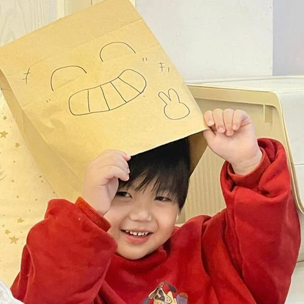 Ảnh đôi em bé dễ thương, ngọt ngào