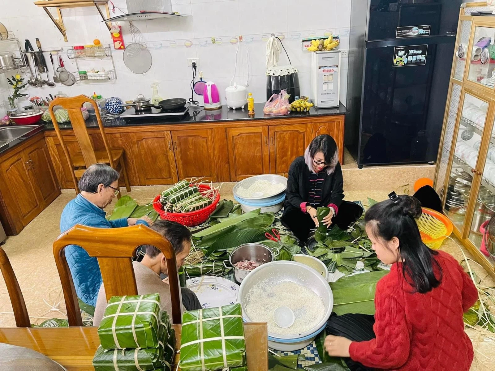 Quây quần gói bánh chưng xanh, giữ trọn dư vị ấm áp ngày Tết cổ truyền