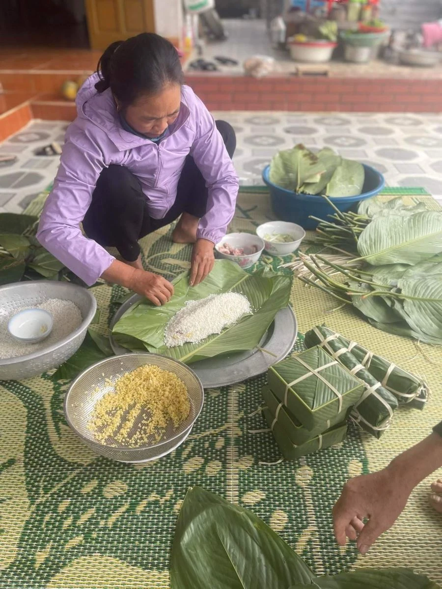 Quây quần gói bánh chưng xanh, giữ trọn dư vị ấm áp ngày Tết cổ truyền