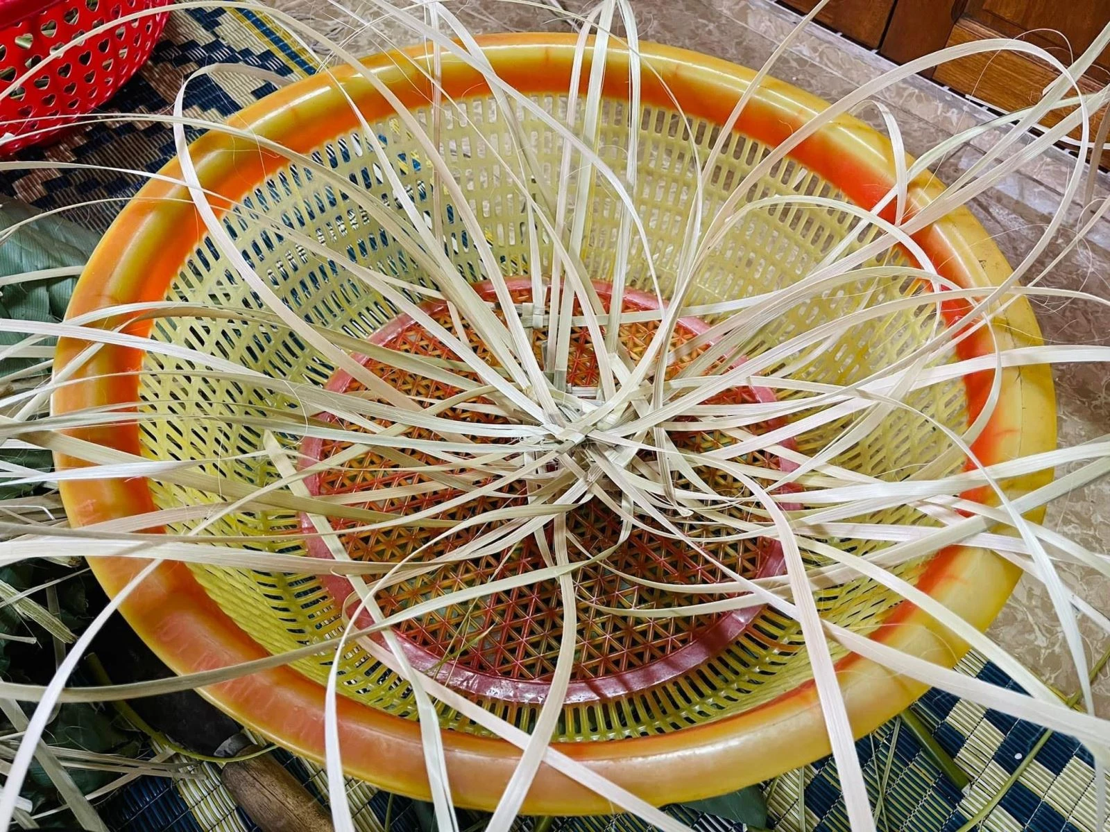 Quây quần gói bánh chưng xanh, giữ trọn dư vị ấm áp ngày Tết cổ truyền