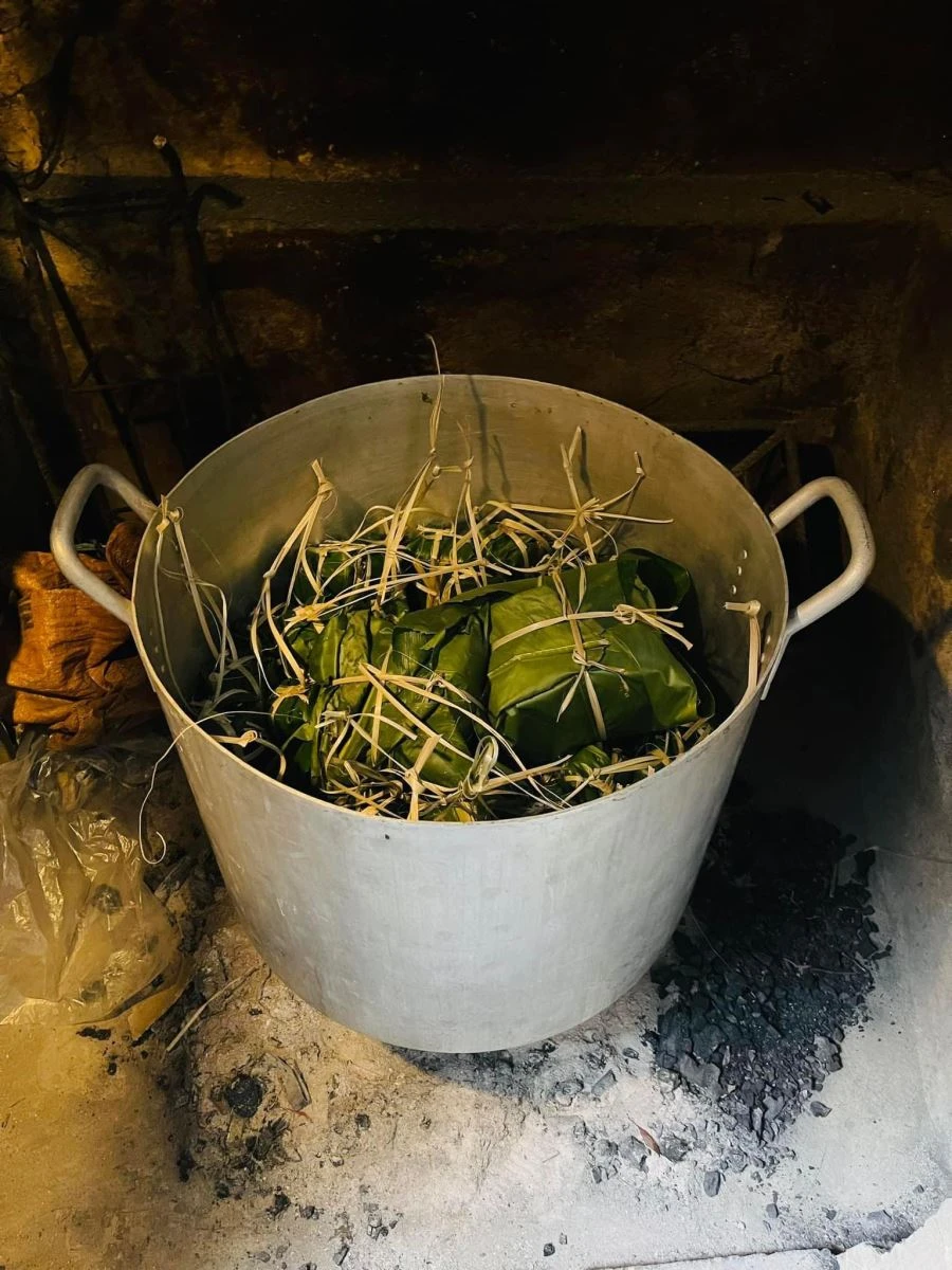 Quây quần gói bánh chưng xanh, giữ trọn dư vị ấm áp ngày Tết cổ truyền