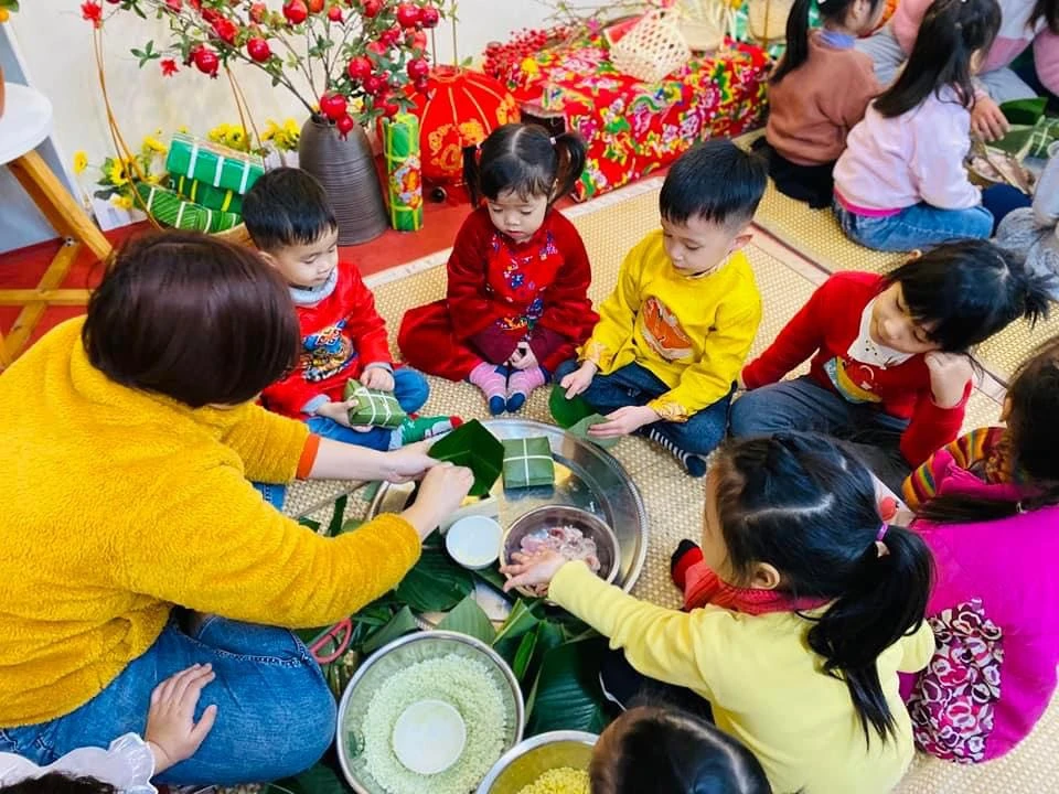 Quây quần gói bánh chưng xanh, giữ trọn dư vị ấm áp ngày Tết cổ truyền