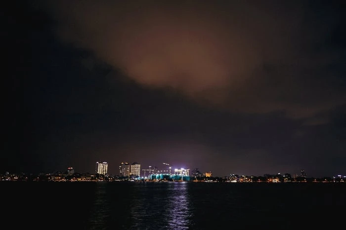 Ảnh tuyệt vời của Hồ Tây trong đêm