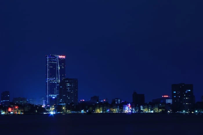 Ảnh tuyệt vời của Hồ Tây trong đêm