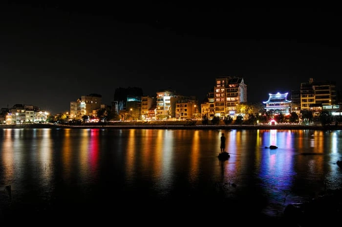 Ảnh tuyệt vời của Hồ Tây trong đêm