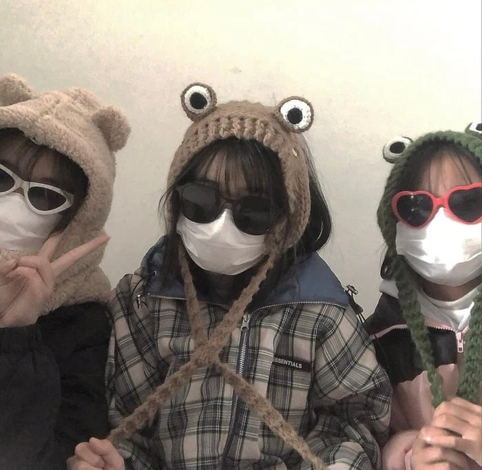 Ảnh gái xinh với mái tóc ngắn và kính che mặt