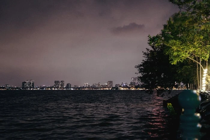 Ảnh tuyệt vời của Hồ Tây trong đêm