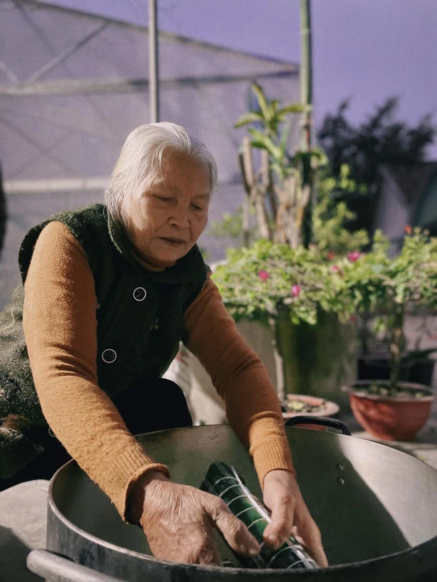 Quây quần gói bánh chưng xanh, giữ trọn dư vị ấm áp ngày Tết cổ truyền