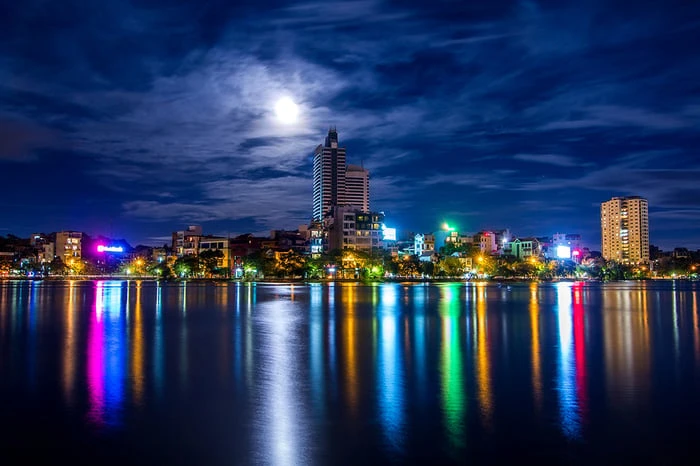 Ảnh tuyệt vời của Hồ Tây trong đêm