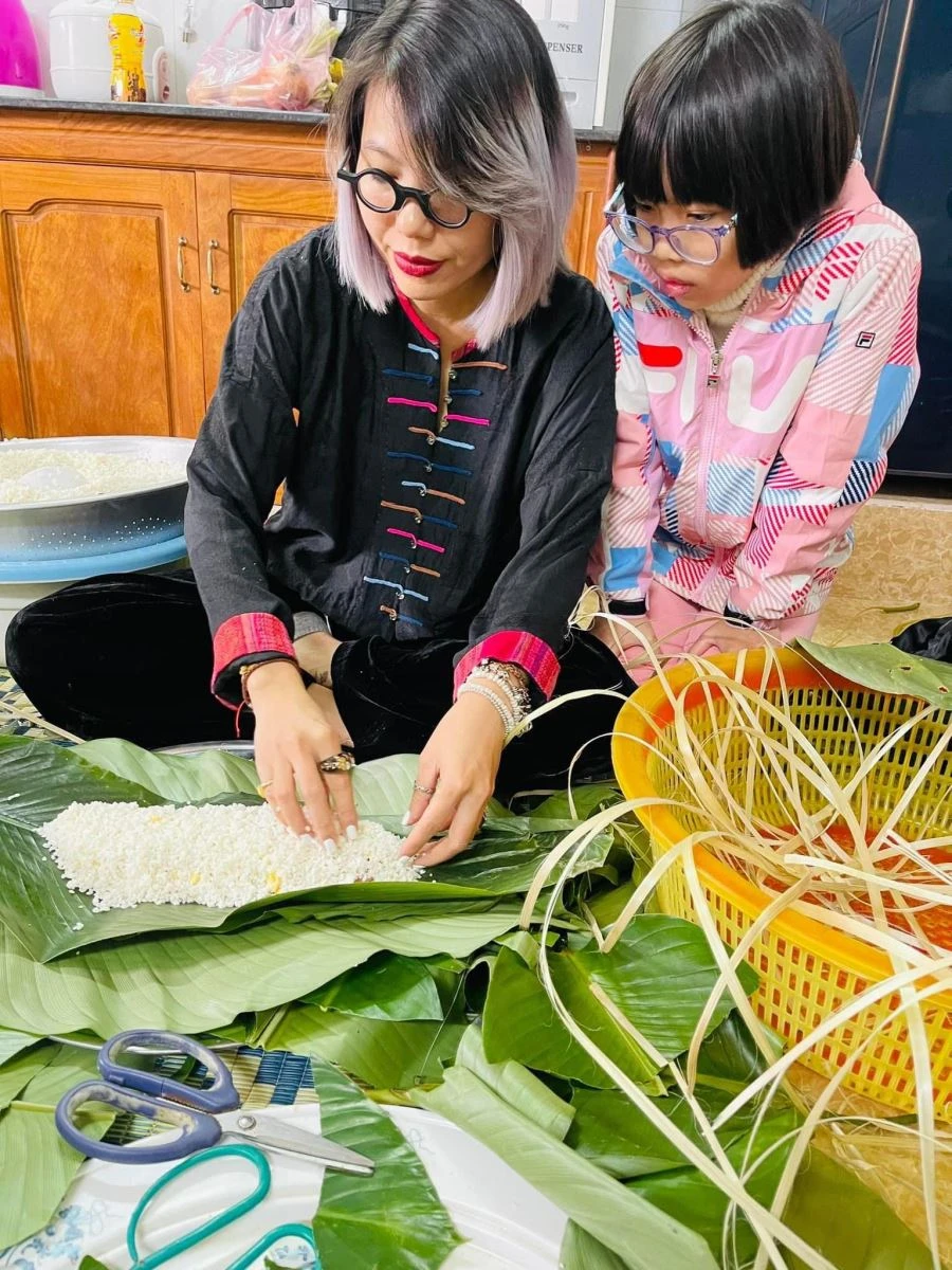 Quây quần gói bánh chưng xanh, giữ trọn dư vị ấm áp ngày Tết cổ truyền