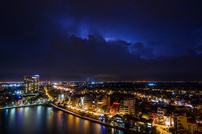 Ảnh tuyệt vời của Hồ Tây trong đêm