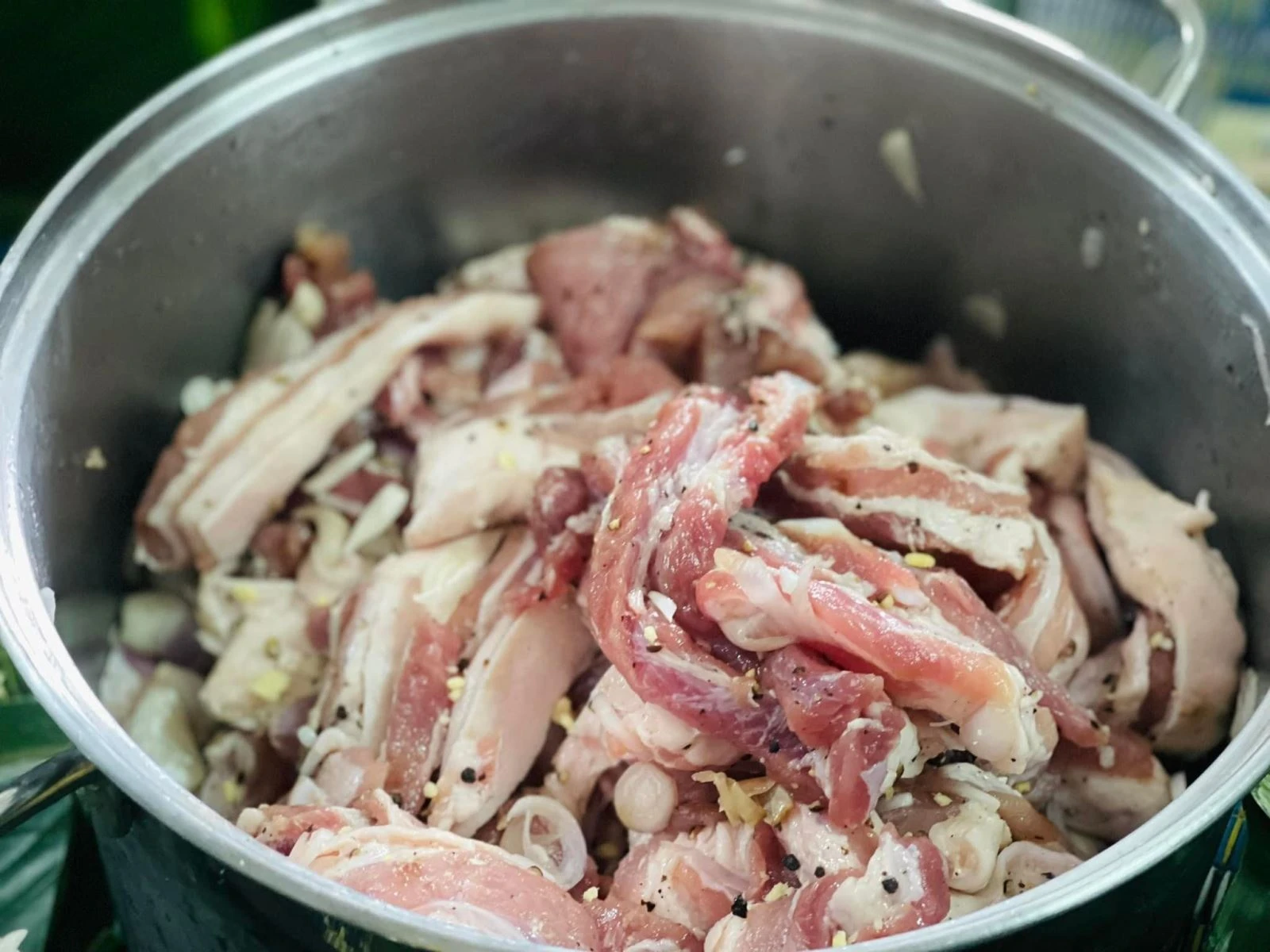 Quây quần gói bánh chưng xanh, giữ trọn dư vị ấm áp ngày Tết cổ truyền