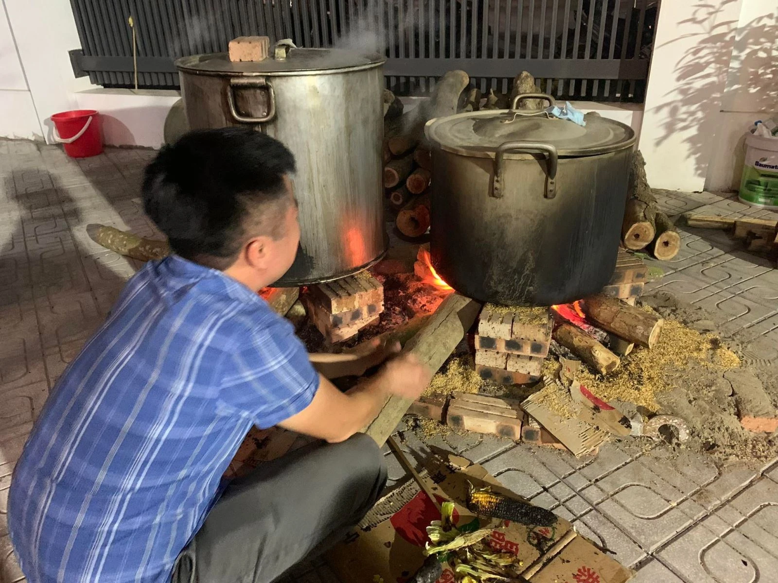 Quây quần gói bánh chưng xanh, giữ trọn dư vị ấm áp ngày Tết cổ truyền