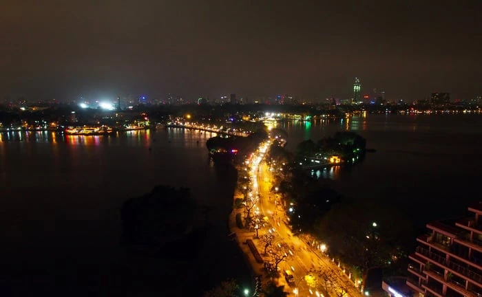 Ảnh tuyệt vời của Hồ Tây trong đêm