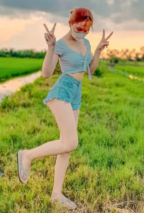 Charm với hình ảnh eo thon nhỏ che mặt