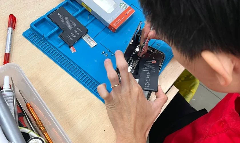 Bảng giá thay pin iPhone 8 Plus uy tín tháng 12/2024