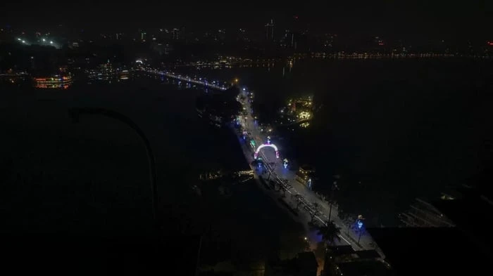 Ảnh tuyệt vời của Hồ Tây trong đêm