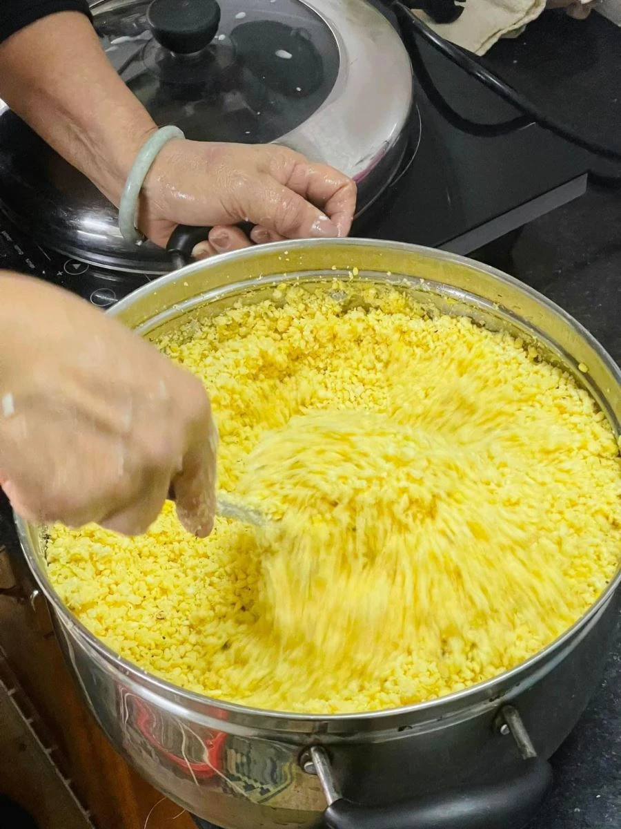 Quây quần gói bánh chưng xanh, giữ trọn dư vị ấm áp ngày Tết cổ truyền