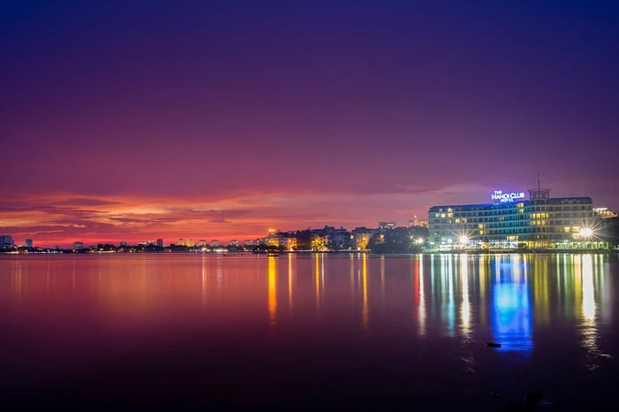 Ảnh tuyệt vời của Hồ Tây trong đêm