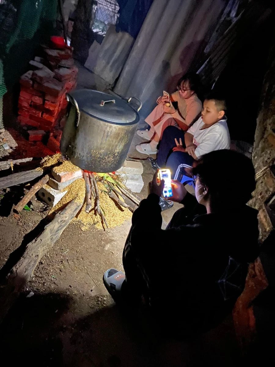 Quây quần gói bánh chưng xanh, giữ trọn dư vị ấm áp ngày Tết cổ truyền