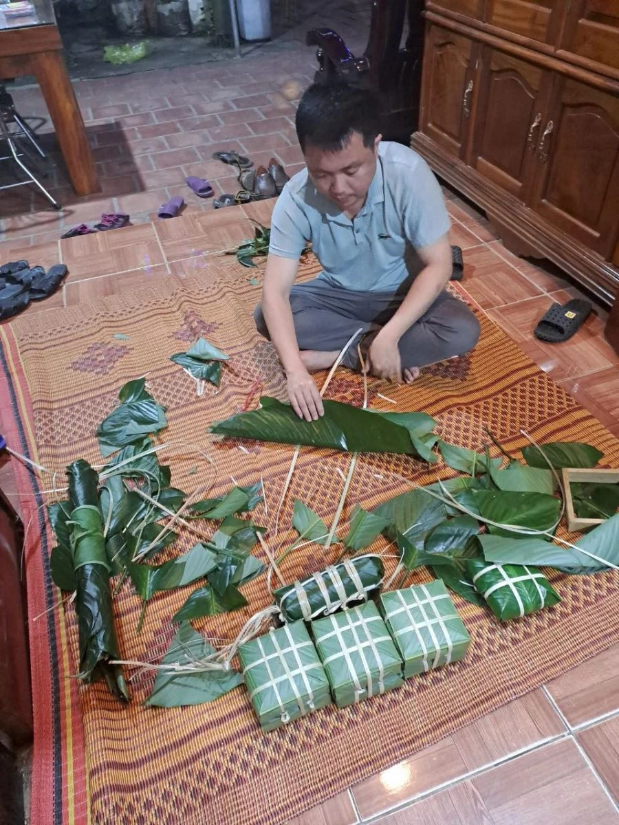 Quây quần gói bánh chưng xanh, giữ trọn dư vị ấm áp ngày Tết cổ truyền