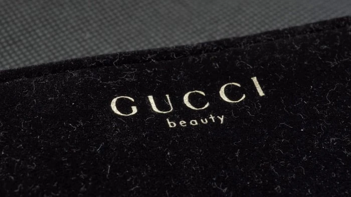 Ảnh đẹp hoàn hảo của Gucci trên nền đen