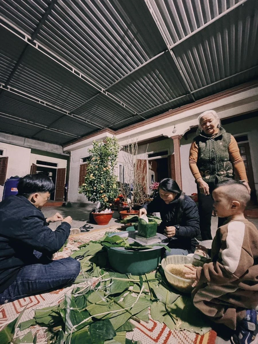 Quây quần gói bánh chưng xanh, giữ trọn dư vị ấm áp ngày Tết cổ truyền