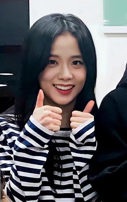 Dưới đây là những bức ảnh dễ thương và đáng yêu của Jisoo