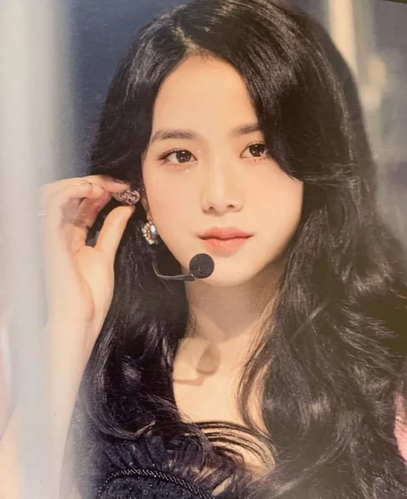 Dưới đây là những bức ảnh dễ thương và đáng yêu của Jisoo