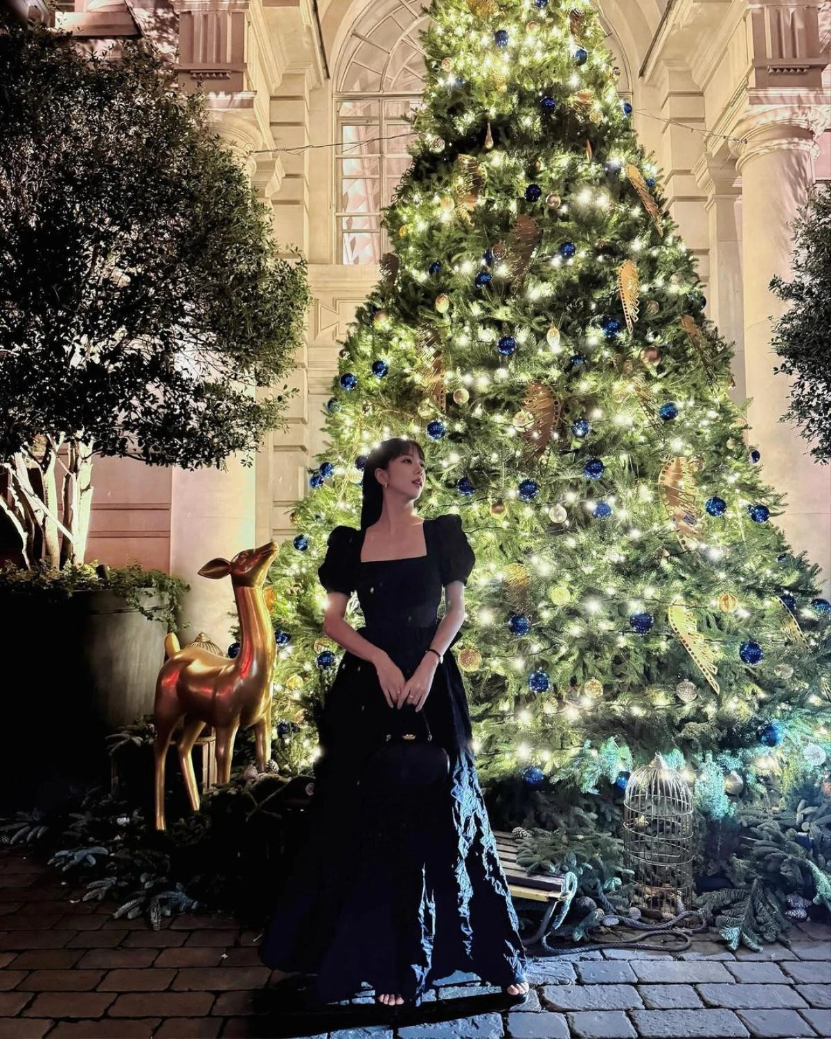 Khung hình hiếm hoi đầy đủ các thành viên của Blackpink, bàn tay kỳ lạ của Jisoo gây tò mò