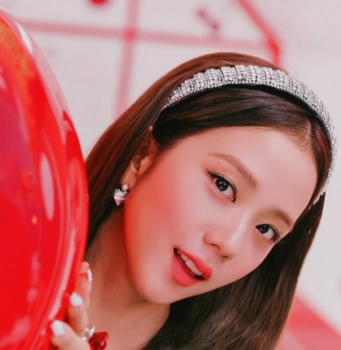 Dưới đây là những bức ảnh dễ thương và đáng yêu của Jisoo