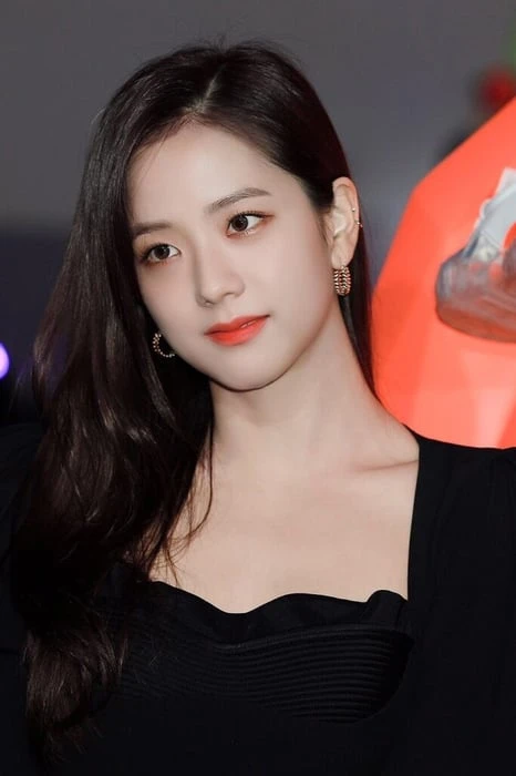 Dưới đây là những bức ảnh dễ thương và đáng yêu của Jisoo