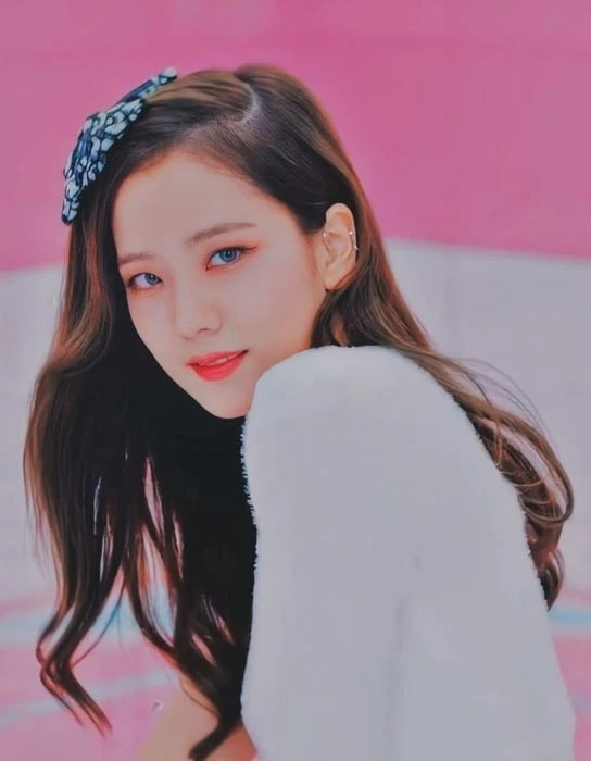 Dưới đây là những bức ảnh dễ thương và đáng yêu của Jisoo