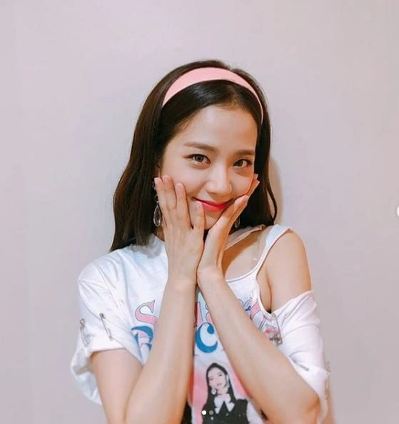 Dưới đây là những bức ảnh dễ thương và đáng yêu của Jisoo