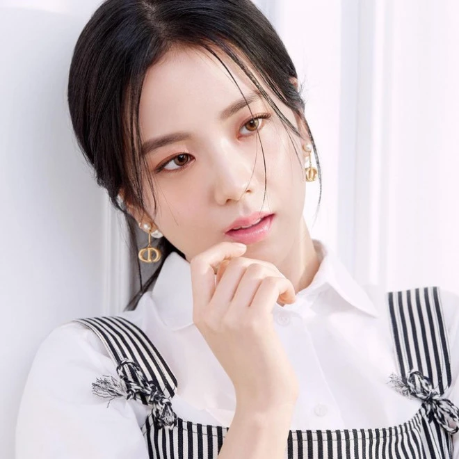 Dưới đây là những bức ảnh dễ thương và đáng yêu của Jisoo