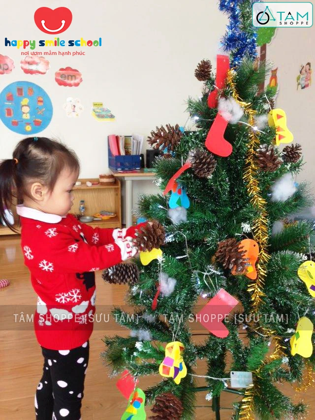 Bé hồ hởi đến trường nhờ những cách trang trí Noel mầm non siêu đáng yêu